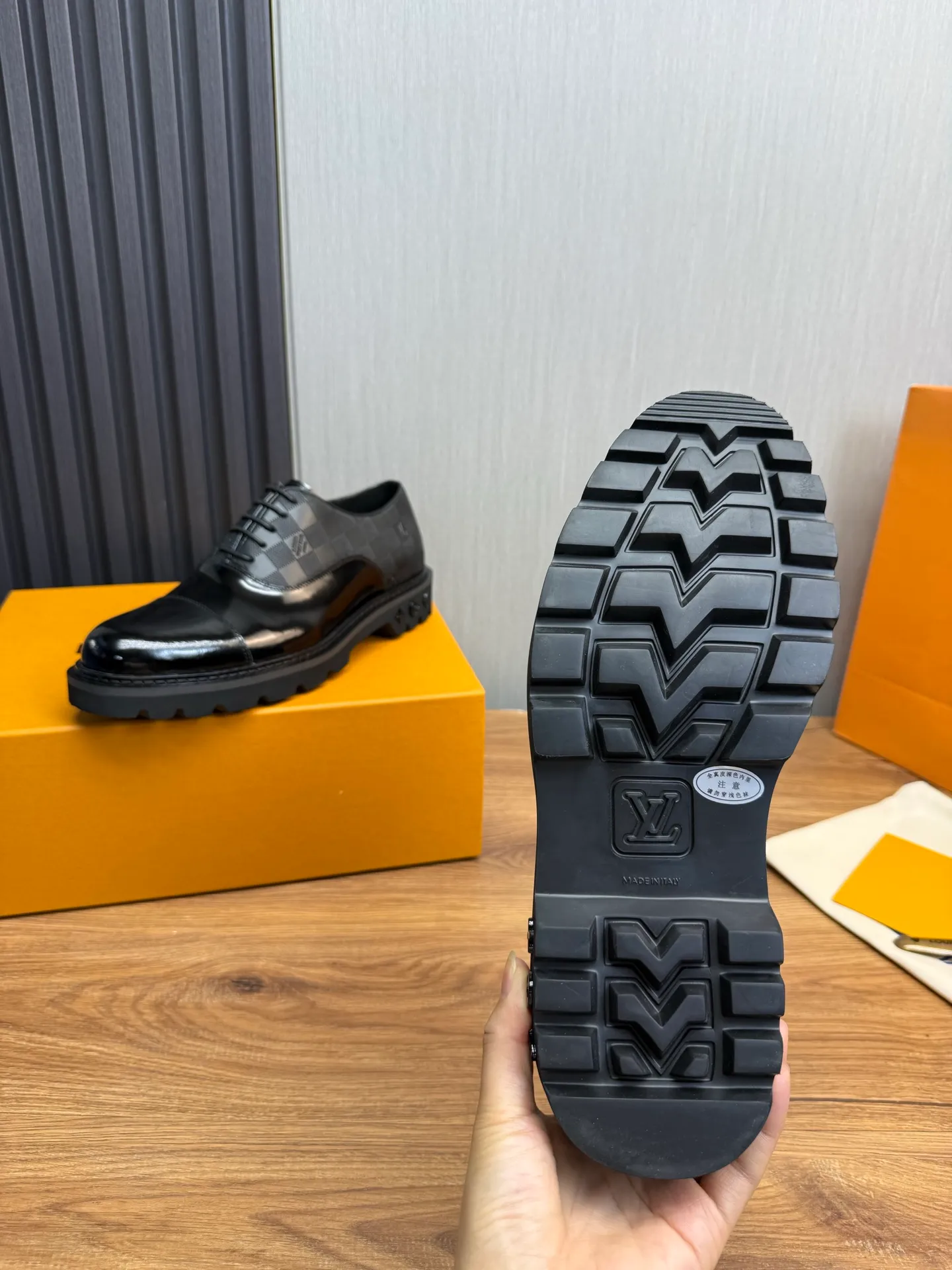 Men's shoes 💰900💰 LV. Men's casual lace-up leather shoes, the latest hot style 🔥 1:1 original purchase quality, top quality goods ⬆️The upper is imported open-edge beaded cowhide, cowhide, and cow suede. The hand-made three-dimensional stitching highlights the round toe design. The inner foot pads are all imported cowhide, with the original wear-resistant foam outsole, matching code 39-44, (38, 45 custom-made, non-refundable)